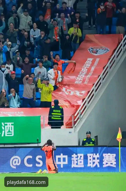 青岛海牛3-1力克上海海港最新动态：时隔13年主场复仇，降级区突围成功